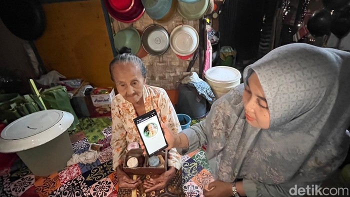 Pendamping PKH perekaman identitas penerima Bansos di Kabupaten Banyuwangi.