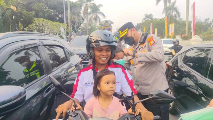 Personel Polresta Pekanbaru bagikan masker (Foto: Dok Polresta Pekanbaru)
