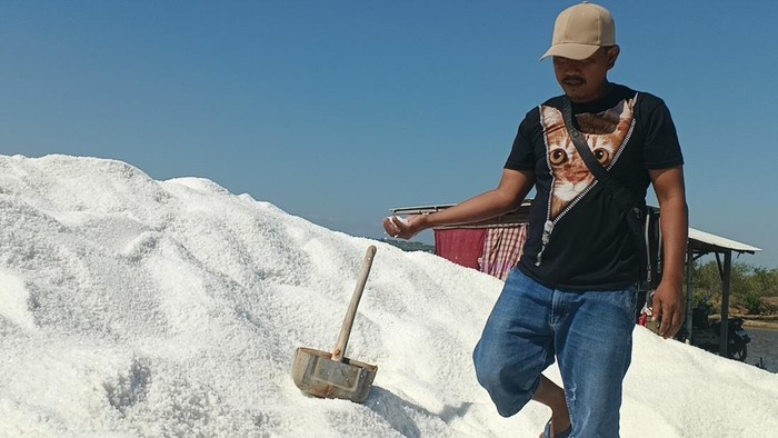 Petani garam di Polagan, Sampang