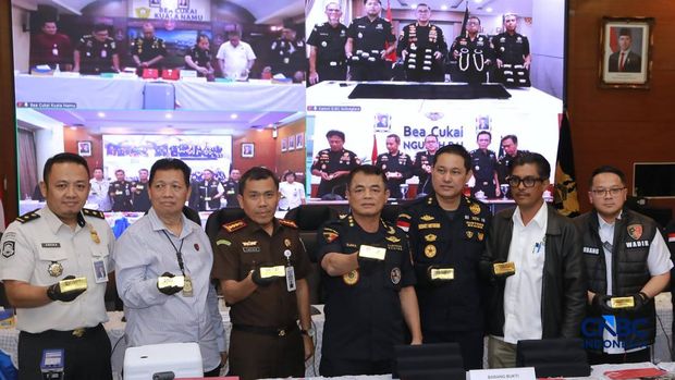 Petugas Bea dan Cukai mengecek kadar emas saat keterangan pers Penindakan Ekspor Ilegal Emas oleh Direktorat Jenderal Bea dan Cukai di Kantor Pusat Bea Cukai, Jakarta, Selasa, (15/9/2026). Petugas Bea dan Cukai mengecek kadar emas saat keterangan pers Penindakan Ekspor Ilegal Emas oleh Direktorat Jenderal Bea dan Cukai di Kantor Pusat Bea Cukai, Jakarta, Selasa, (15/9/2026). (CNBC Indonesia/Muhammad Sabki)