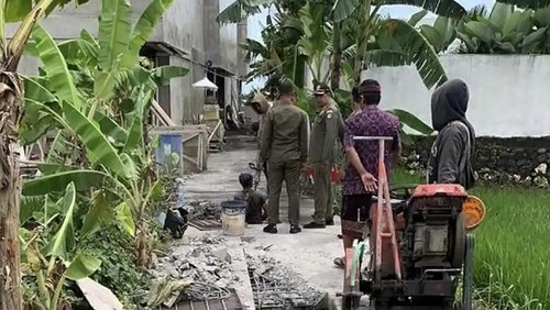 Petugas Satpol PP Badung bersiap membongkar beton akses bangunan yang menutupi saluran irigasi di kawasan Subak Munggu, Kecamatan Mengwi. (Satpol PP Badung)