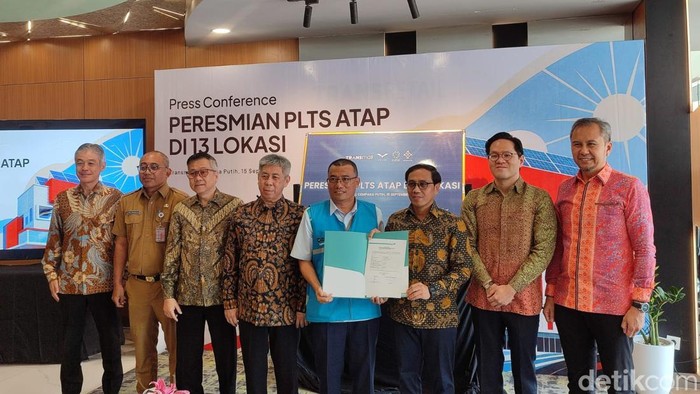 PLTS Atap Transmart