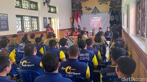 PMI Karangasem saat memberikan edukasi terkait pertolongan pertama kepada anak binaan di LPKA Kelas II Karangasem, Selasa (15/9/2026) (foto: I Wayan Selamat Juniasa)