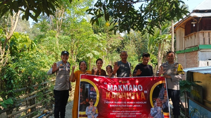 Polda Sumsel Door to Door Sosialisasikan Pencegahan Karhutla ke Warga