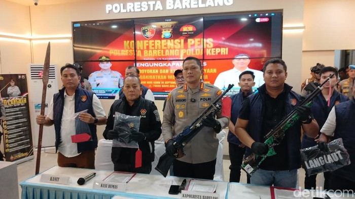 Polisi gelar konferensi pers terkait perkembangan kasus bentrokan 2 kelompok di Setokok, Selasa (15/9/2026). (Foto: Alamudin Hamapu/detikSumut).