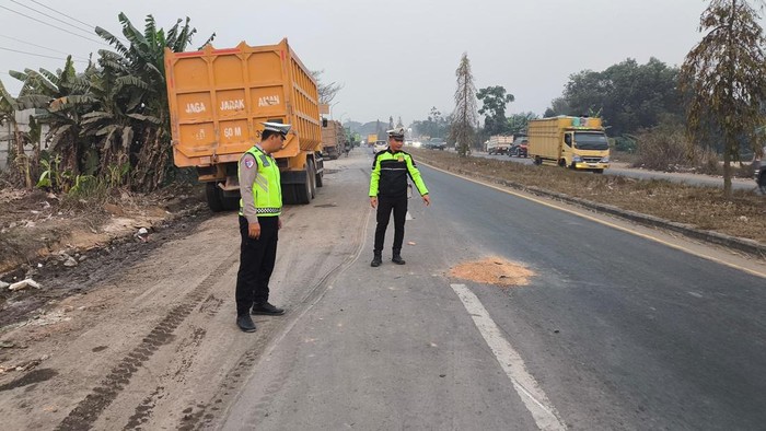 Polisi melakukan olah TKP kecelakaan di Ogan Ilir