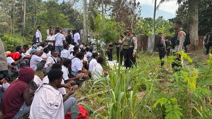 Polisi mengamankan 78 pelajar diduga hendak demo tolak MBG di Jayapura.