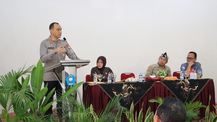 Polres Metro Bekasi Kota mengumpulkan 127 kepala sekolah SMK mencegah kenakalan remaja dan tawuran, Selasa (15/9/2026). Kapolres Metro Bekasi Kota Kombes Putu Kholis mengatakan forum tersebut digelar dalam rangka memperkuat program Jaga Pelajar.