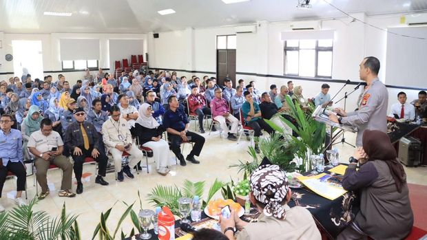 Polres Metro Bekasi Kota mengumpulkan 127 kepala sekolah SMK mencegah kenakalan remaja dan tawuran, Selasa (15/9/2026). Kapolres Metro Bekasi Kota Kombes Putu Kholis mengatakan forum tersebut digelar dalam rangka memperkuat program 'Jaga Pelajar'.