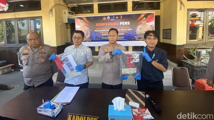 Polres Parepare merilis kasus penangkapan 2 pelangsir BBM subsidi.