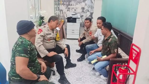 Polsek Pesanggrahan menindaklanjuti laporan warga melalui Call Center 110 meminta pendampingan petugas berkaitan dengan adanya penagih utang (dok Polres Jaksel)