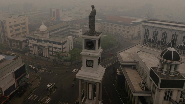 A tugboat sails along the Kapuas River amid thick haze from wildfires in Pontianak, West Kalimantan province, Indonesia, September 15, 2026. REUTERS/Ajeng Dinar Ulfiana