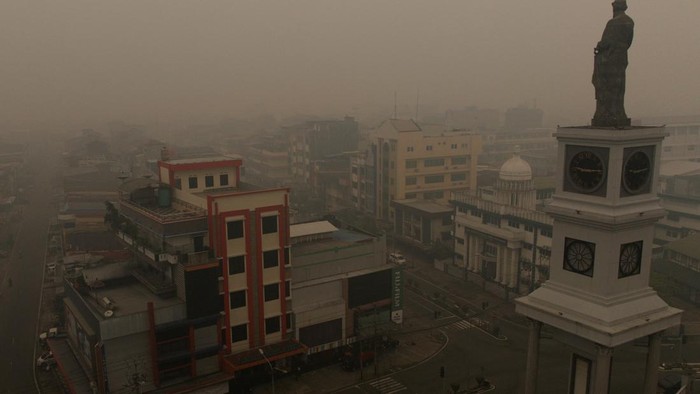 A tugboat sails along the Kapuas River amid thick haze from wildfires in Pontianak, West Kalimantan province, Indonesia, September 15, 2026. REUTERS/Ajeng Dinar Ulfiana