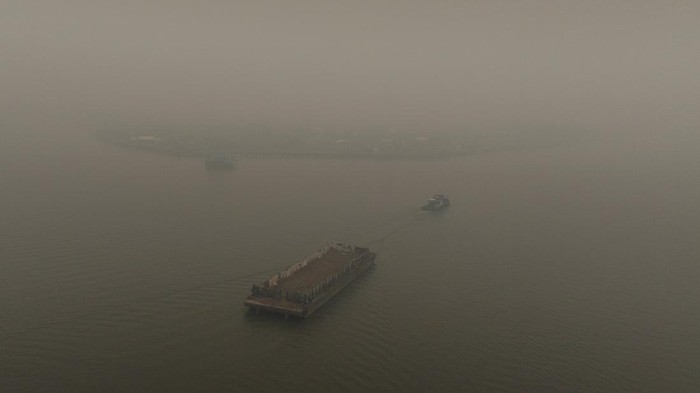 A tugboat sails along the Kapuas River amid thick haze from wildfires in Pontianak, West Kalimantan province, Indonesia, September 15, 2026. REUTERS/Ajeng Dinar Ulfiana
