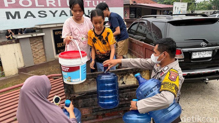 Potret warga Pontianak menerima bantuan air dari Polri. (Ocsya Ade CP)