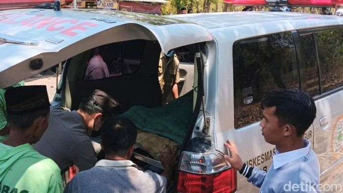 Proses evakuasi Astiya yang tewas terbakar di lahannya sendiri