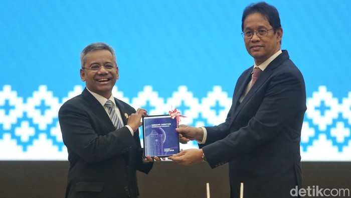 Mantan Menteri Keuangan Purbaya menyerahkan kedudukan kepada Suahasil Nazara di gedung Kementerian Keuangan, Jakarta, Selasa (15/9/2026).