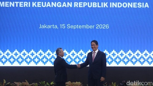 Mantan Menteri Keuangan Purbaya menyerahkan jabatan kepada Suahasil Nazara di gedung Kementerian Keuangan, Jakarta, Selasa (15/9/2026).