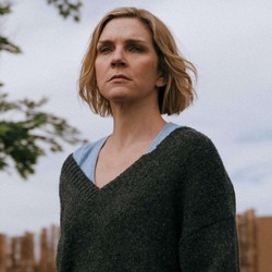 Dulu Gagal, Akhirnya Rhea Seehorn Raih Emmy Pertama Lewat Pluribus