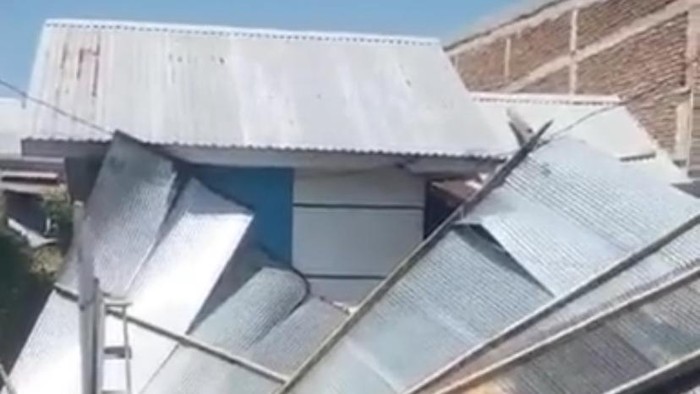 Rumah di Parepare rusak diterjang angin kencang.