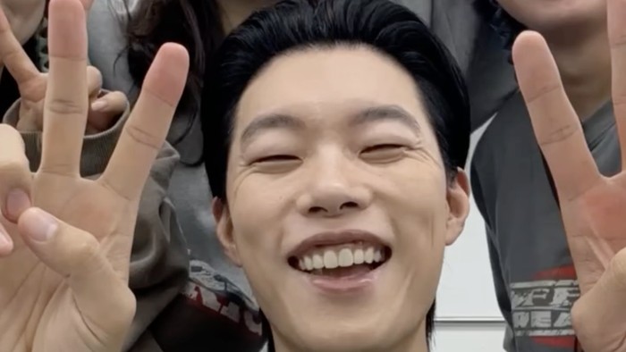 Ryu Jun Yeol menuai sorotan usai membagikan video before-after wajahnya dirias.