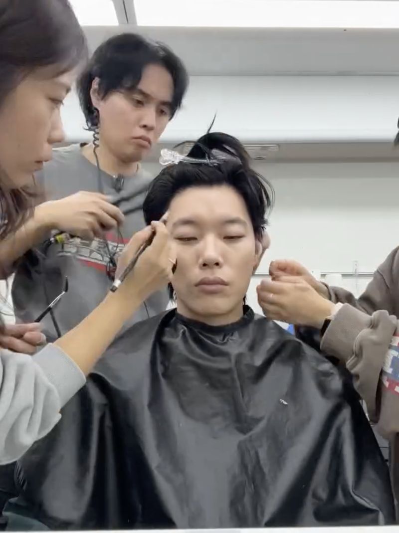 Ryu Jun Yeol menuai sorotan usai membagikan video before-after wajahnya dirias. Ryu Jun Yeol menuai sorotan usai membagikan video before-after wajahnya dirias.