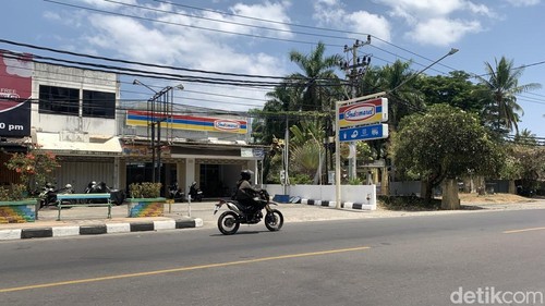 Salah satu Indomaret yang airnya macet di kawasan Senggigi, Kecamatan Batu Layar, Lombok Barat, NTB, Selasa (15/9/2026). (Foto : M. Zahiruddin/detikBali)