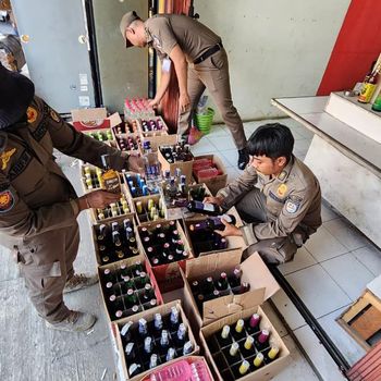 Satpol PP Kota Depok menertibkan lima toko minuman keras (miras) di wilayah Depok. Sebanyak 1.972 botol disita dari toko tersebut. (dok Satpol PP Depok)