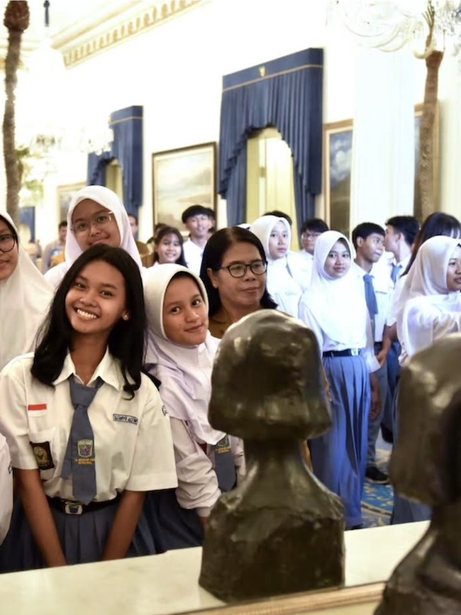 Potret Eskpresi Ceria Anak-anak SMA 37 Jakarta Saat Masuk Istana