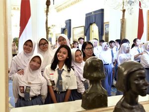 Potret Eskpresi Ceria Anak-anak SMA 37 Jakarta Saat Masuk Istana