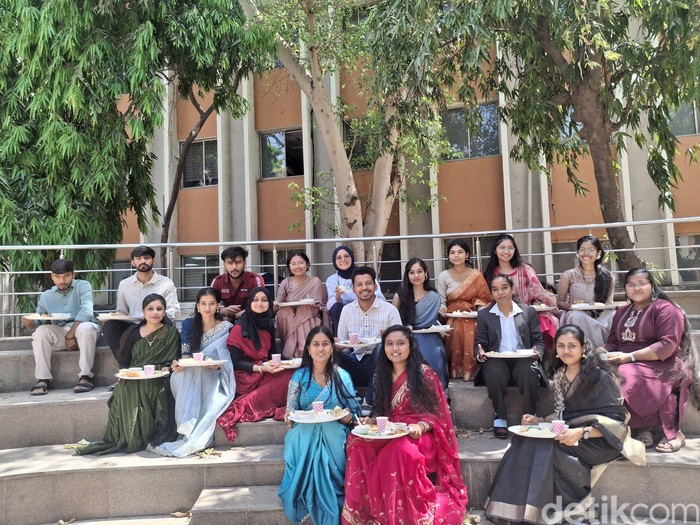 Seberapa recommended kuliah di India? Ini kisah lulusan UNY, Diah Ayu Ratna Saputri, kuliah dengan beasiswa di Gujarat University.