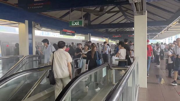 Sebuah video beredar di sosial media saat asap terlihat keluar dari sebuah kereta MRT sementara seluruh penumpang diminta untuk turun di Stasiun Bukit Gombak, Singapura, Selasa (15/9/2026). Sebuah video beredar di sosial media saat asap terlihat keluar dari sebuah kereta MRT sementara seluruh penumpang diminta untuk turun di Stasiun Bukit Gombak, Singapura, Selasa (15/9/2026). (Tangkapan Layar Facebook/mingwingcheong)