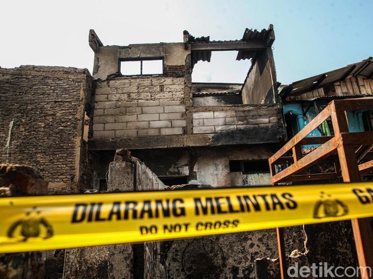 Sehari Usai Kebakaran, Puing Hangus Masih Berserakan di Jelambar