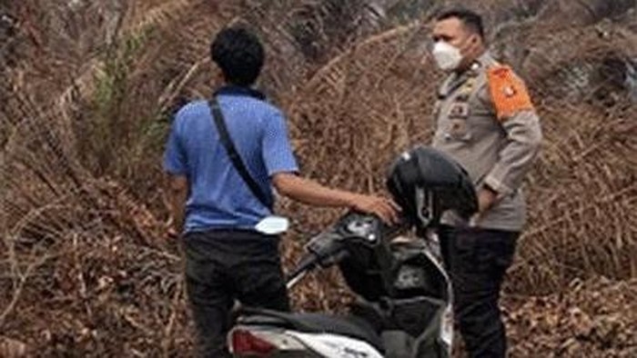 Seorang pria diamankan polisi setelah terciduk membakar lahan di Jalan Bumi Raya I, Kecamatan Baamang, Selasa (15/9/2026) siang.