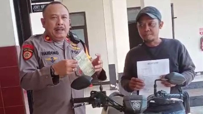 Sepeda motor ditemukan tergeletak di wilayah Kecamatan Cibinong, Kabupaten Bogor, Jawa Barat pagi tadi. Ternyata, motor tersebut diduga merupakan hasil curian. (dok Ist)