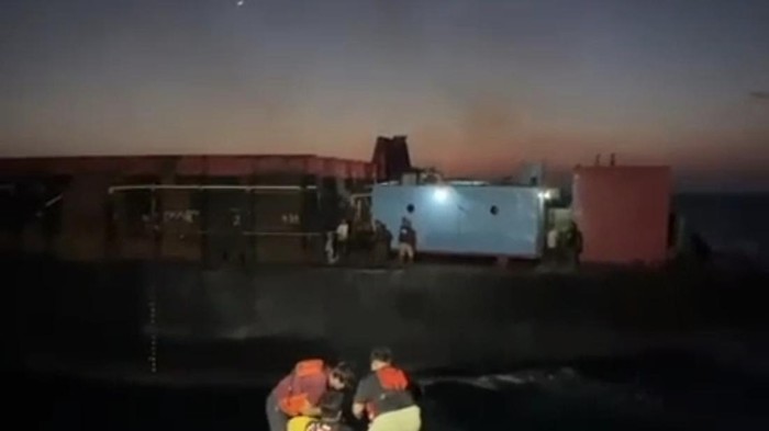 Tangkapan layar video ketika kapal nelayan berikan makanan untuk 8 ABK yang mengapung di atas tongkang di Bawean, Gresik.