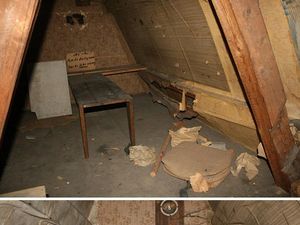 Foto: Temuan Aneh di Rumah Lama Ini Bikin Merinding, Auto Pengin Pindah!