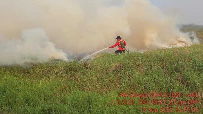 Tim Manggala Agni sedang berupaya memadamkan karhutla di Jambi