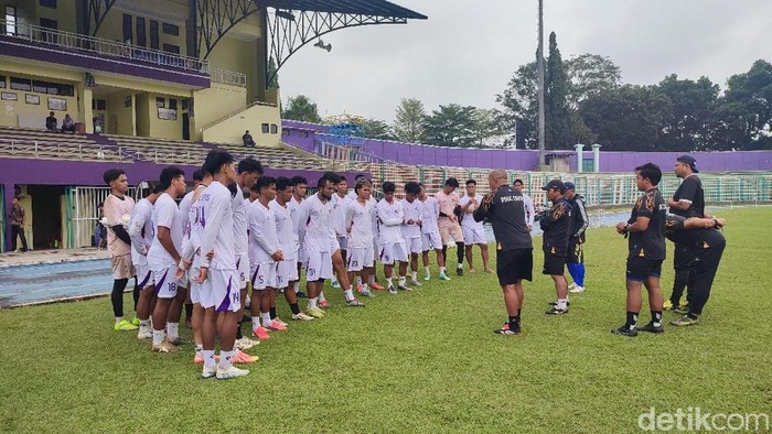Tim pelatih memberikan arahan kepada para penggawa PSGC Ciamis di Stadion Galuh, Ciamis