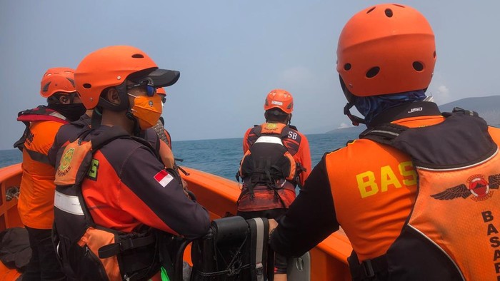 Tim SAR saat melakukan pencarian lima orang jurnalis yang hilang di Selat Sunda.