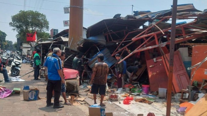 Truk Lepas Kendali Saat Diservis di Jatinegara, Tabrak 5 Kios