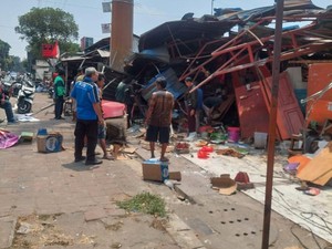 Truk Lepas Kendali Saat Diservis di Jatinegara, Tabrak 5 Kios