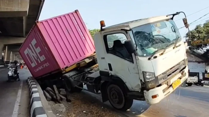 Truk kontainer bermuatan lebih dari 15 ton terperosok ke taman pembatas jalan hingga hampir terguling di Jalan Raya Bekasi Raya, Cakung, Jaktim. (ANTARA/Siti N)