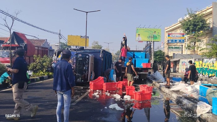 Truk muat udang terbalik di Bypass Juanda Sidoarjo