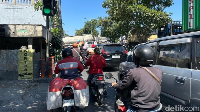 Truk terperosok di Manukon Kulon Surabaya