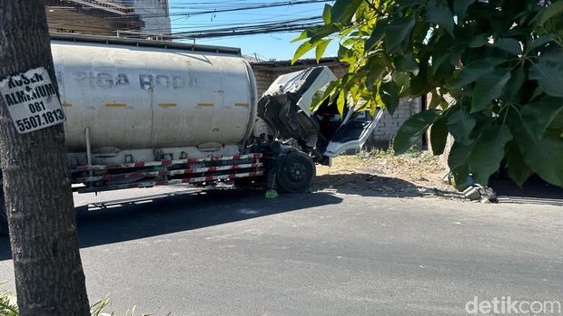 Truk terperosok di Manukon Kulon Surabaya