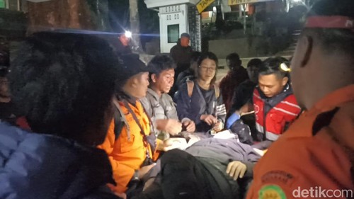 Turis asal China yang jatuh di Gunung Rinjani, Lombok, NTB, setelah berhasil dievakuasi, Selasa (15/9/2026).