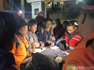 Video Detik-detik Evakuasi Pendaki China yang Terpeleset & Pingsan di Rinjani