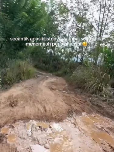 Unggahan viral memperlihatkan perjuangan rombongan pengantin menembus jalan berlumpur. Rasa lelah terbayar saat sang pengantin pria bertemu pujaan hatinya.