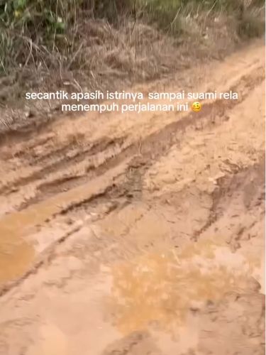 Unggahan viral memperlihatkan perjuangan rombongan pengantin menembus jalan berlumpur. Rasa lelah terbayar saat sang pengantin pria bertemu pujaan hatinya.